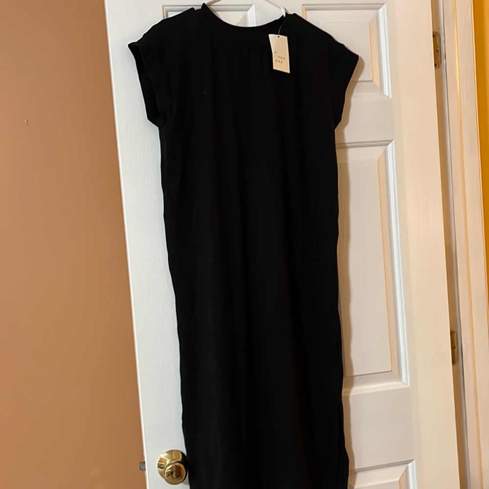 Size small black casual midi dress. Never worn, tags still on!
